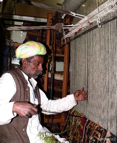 Výroba tradičních koberců, autor: Koshyk
